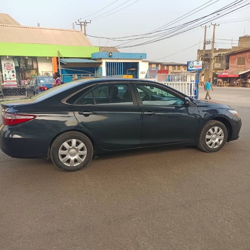 Thumbnail 2 of 2016 Toyota Camry SE